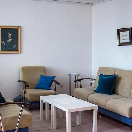 דירה Three Bedroom 